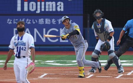　１回、左中間に先制２ランを放つ森下（撮影・金田祐二）