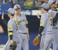 　ＤｅＮＡに勝利し、大山（右）を笑顔で迎える藤川監督（撮影・西岡正）