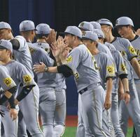 　ナインを迎える藤川監督（撮影・金田祐二）