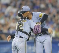 　完封勝利で坂本（左）と抱き合うデュプランティエ（撮影・西岡正）