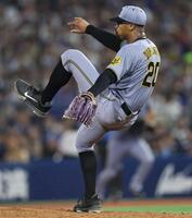 　７回、佐野の折れたバットをよけるデュプランティエ（撮影・田中太一）