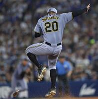 　７回、佐野の折れたバットをよけるデュプランティエ（撮影・田中太一）