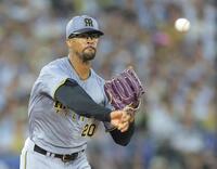 　３回、打者・桑原の時、けん制球で一走・石上をアウトにするデュプランティエ（撮影・西岡正）