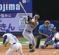 　４回、右前打を放つ前川（撮影・金田祐二）