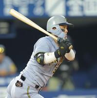 　４回、右前打を放つ前川（撮影・西岡正）