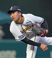 　７回に登板し力投する茨木（撮影・立川洋一郎）