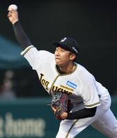 　７回表に登板し力投する茨木（撮影・立川洋一郎）