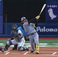 　１回、左中間に先制２ランを放つ森下（撮影・金田祐二）