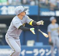 　１回、左中間に先制２ランを放つ森下（撮影・西岡正）