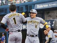 　１回、ソロを放った佐藤輝は前の打席で２ランを放った森下と歓喜する（撮影・田中太一）