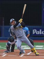 　１回、左中間に先制２ランを放つ森下（撮影・金田祐二）