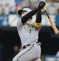 　１回、２ランを放つ森下（撮影・田中太一）