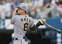 　１回、ソロを放つ佐藤輝（撮影・田中太一）