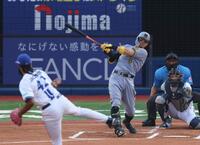 　１回、ソロを放つ佐藤輝（撮影・金田祐二）