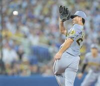 　３回、石上の打球を捕球する伊藤将（撮影・西岡正）