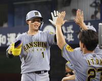 　８回、ソロを放った森下は伊藤将とタッチを交わす（撮影・田中太一）