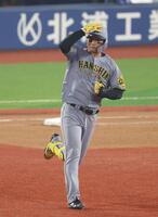 　８回、中越えソロを放つ森下（撮影・金田祐二）