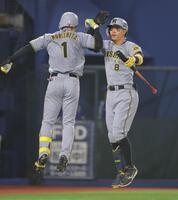 　８回、中越えソロを放ち佐藤輝（右）とハイタッチする森下（撮影・西岡正）