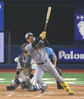 　８回、中越えソロを放つ森下（撮影・金田祐二）