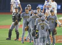 　勝利を喜ぶ阪神ナイン（撮影・金田祐二）