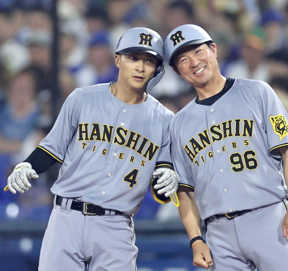 　６回、適時打を放ち筒井コーチ（右）とヘルメットをぶつける熊谷