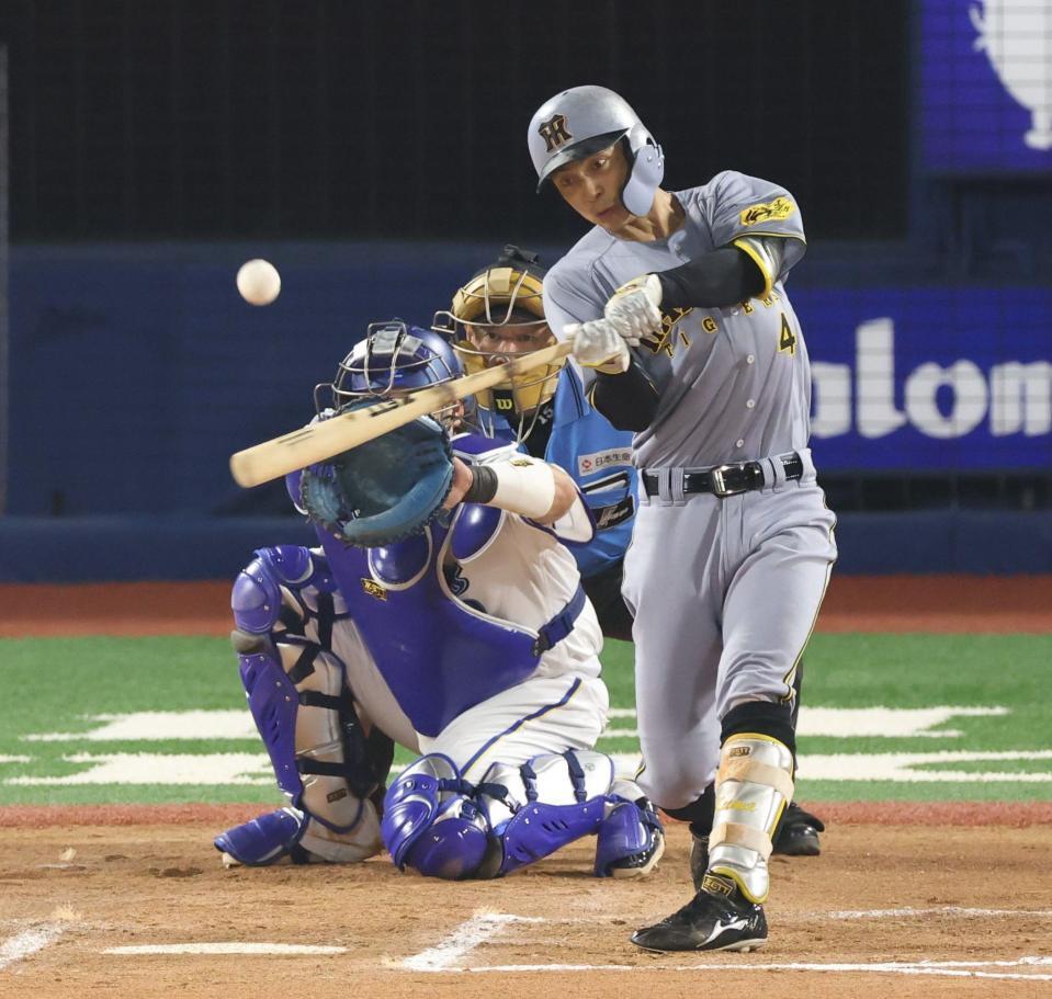 　６回、右前適時打を放つ熊谷（撮影・金田祐二）