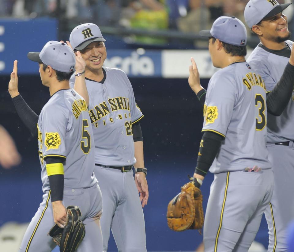 　ＤｅＮＡに勝利し、大山（右）を笑顔で迎える藤川監督（撮影・西岡正）