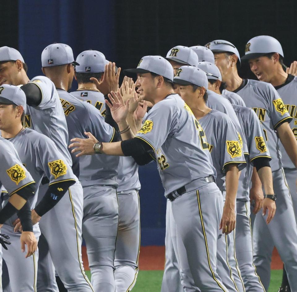 　ナインを迎える藤川監督（撮影・金田祐二）