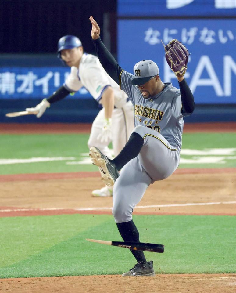 　　７回、佐野の折れたバットをジャンプしてかわすデュプランティエ（撮影・金田祐二）