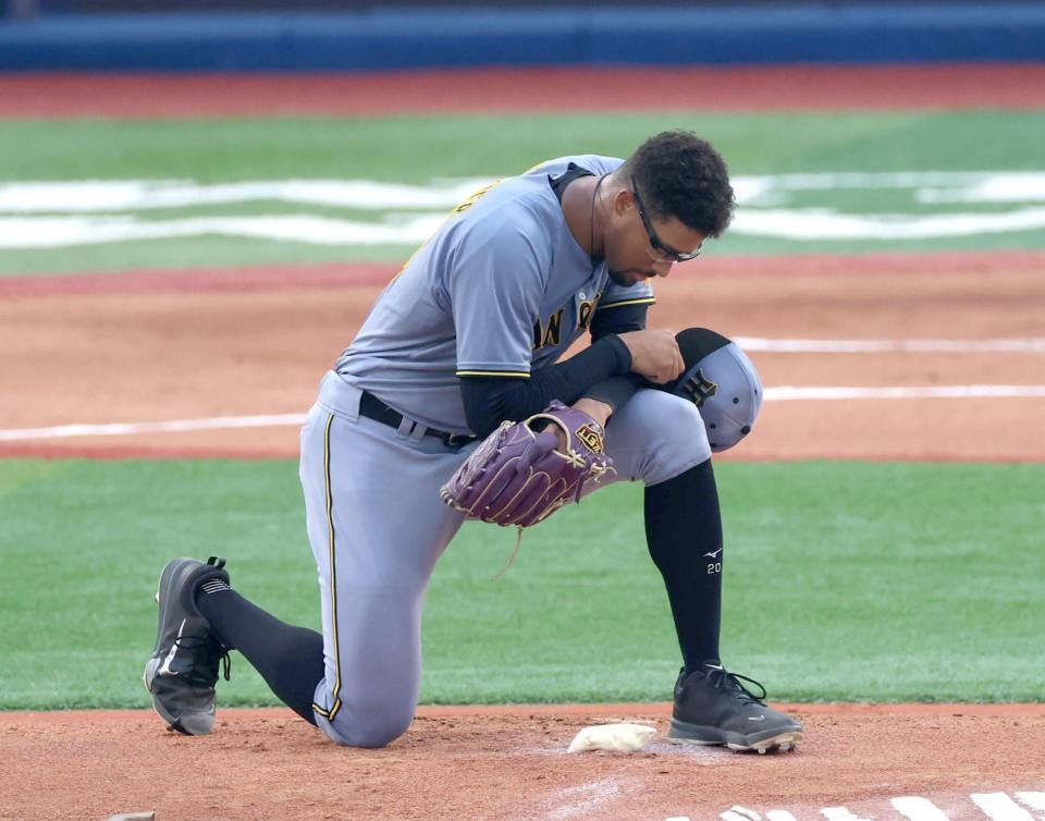 　登板し祈るデュプランティエ（撮影・金田祐二）