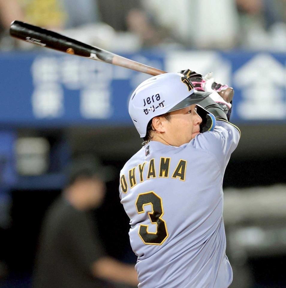 　６回、右中間二塁打を放つ大山（撮影・西岡正）