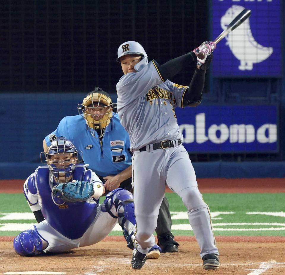 　４回、右前打を放つ大山