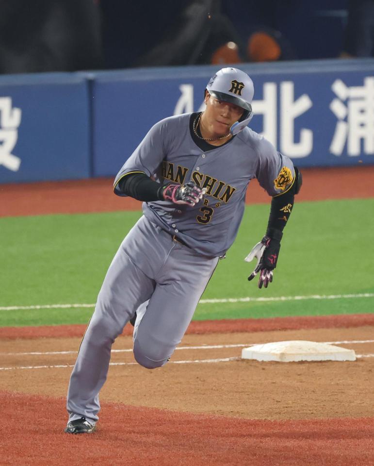 　６回、二塁打を放つ大山（撮影・金田祐二）