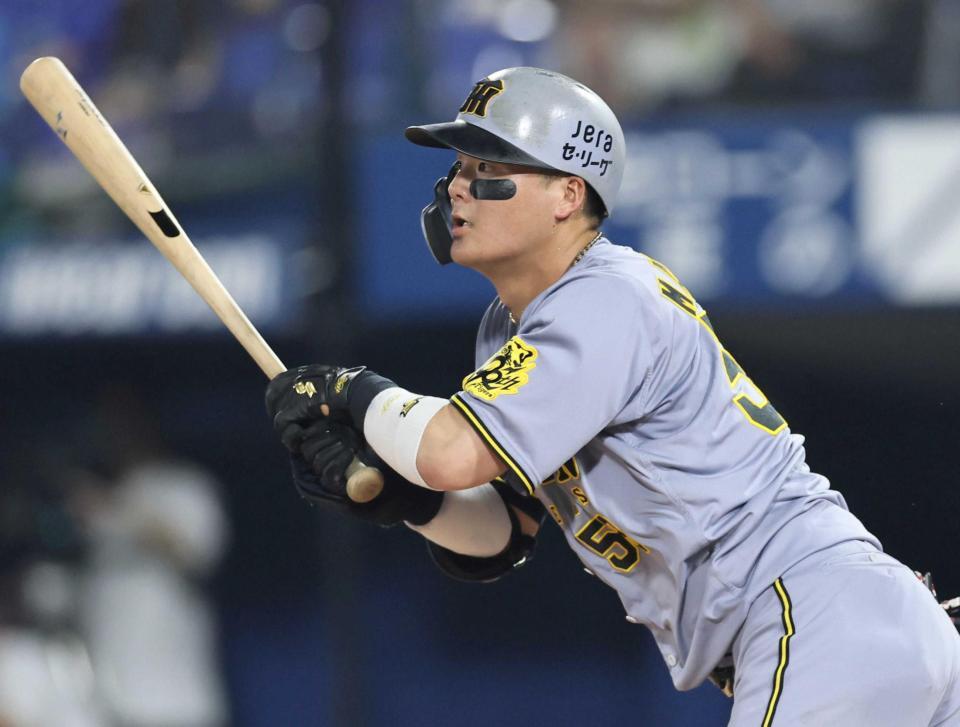 　６回、左前打を放つ前川（撮影・田中太一）