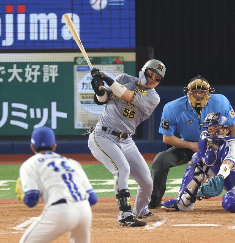 　６回、左前打を放つ前川（撮影・金田祐二）