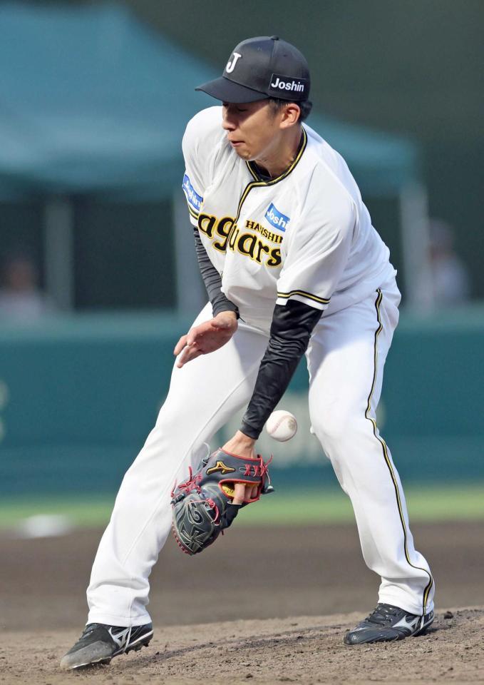 　７回、和辻の打球をはじく茨木（撮影・立川洋一郎）