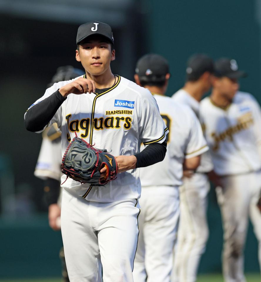 　７回、途中降板する茨木（撮影・立川洋一郎）