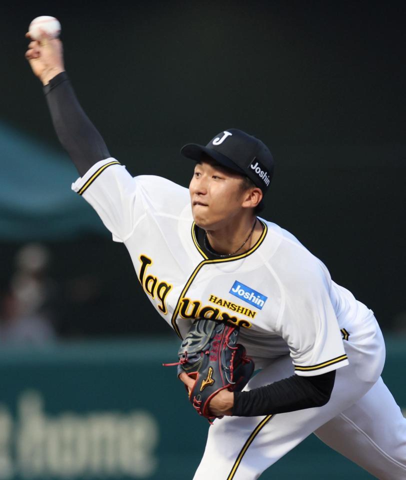 　７回表に登板し力投する茨木（撮影・立川洋一郎）