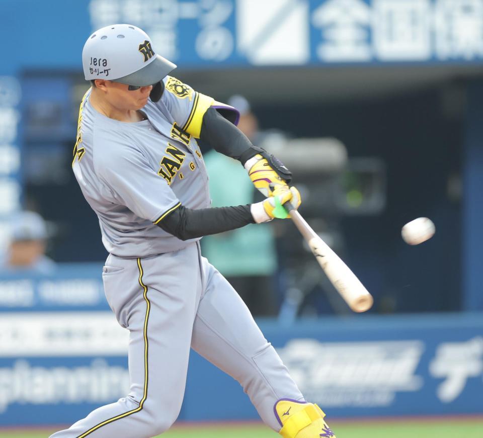 　１回、左中間に先制２ランを放つ森下（撮影・西岡正）