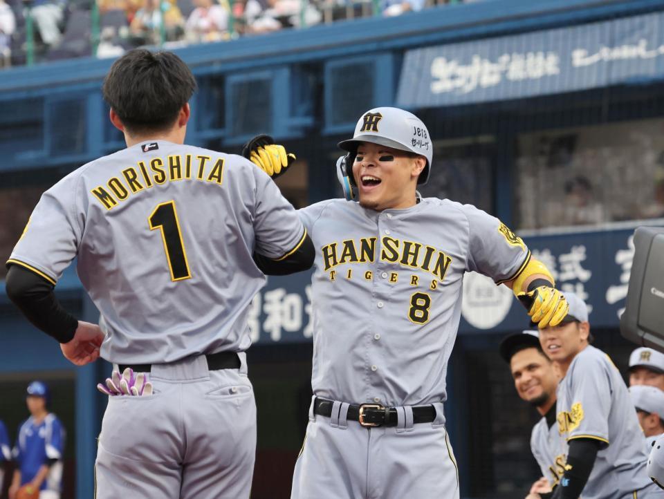 　１回、ソロを放った佐藤輝は前の打席で２ランを放った森下と歓喜する（撮影・田中太一）