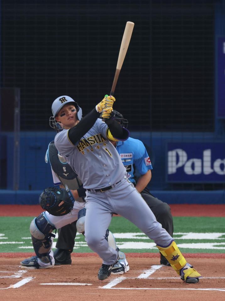 　１回、左中間に先制２ランを放つ森下（撮影・金田祐二）