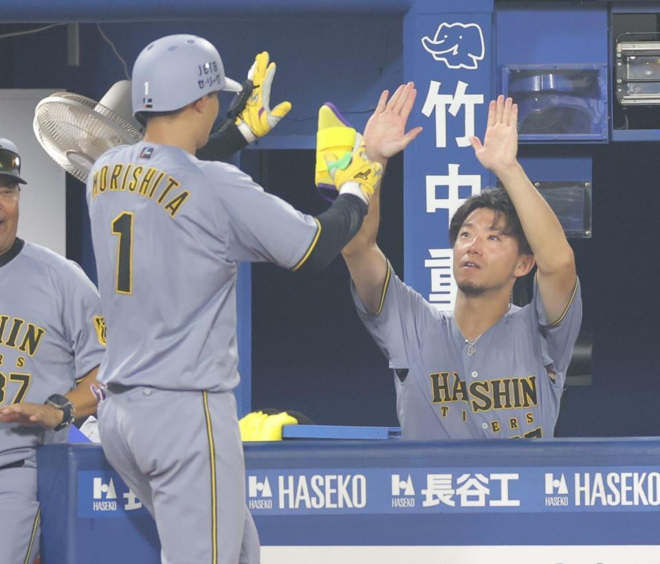 　８回、ソロを放った森下（左）とタッチを交わす伊藤将（撮影・西岡正）