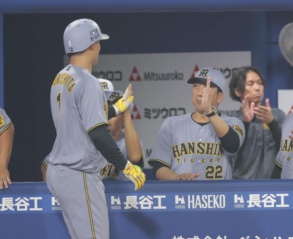 　８回、ソロを放った森下（左）とタッチを交わす藤川監督（撮影・西岡正）