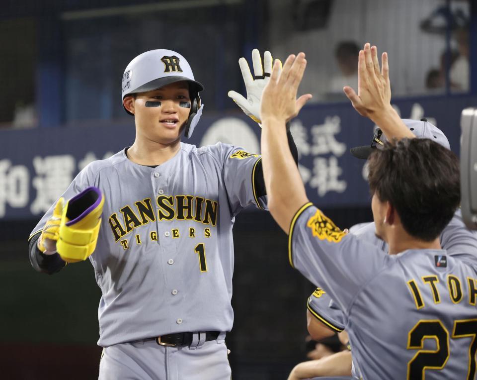 　８回、ソロを放った森下は伊藤将とタッチを交わす（撮影・田中太一）