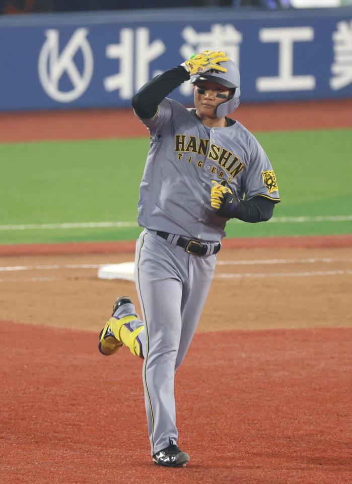 　８回、中越えソロを放つ森下（撮影・金田祐二）