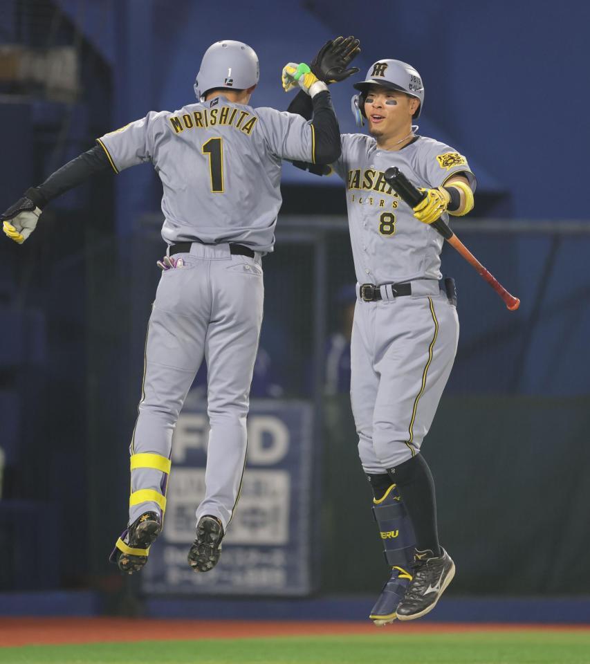 　８回、中越えソロを放ち佐藤輝（右）とハイタッチする森下（撮影・西岡正）