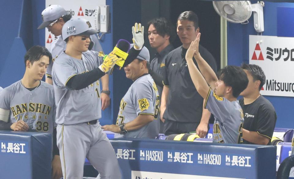 　８回、中越えソロを放ち伊藤将に迎えられる森下（撮影・金田祐二）