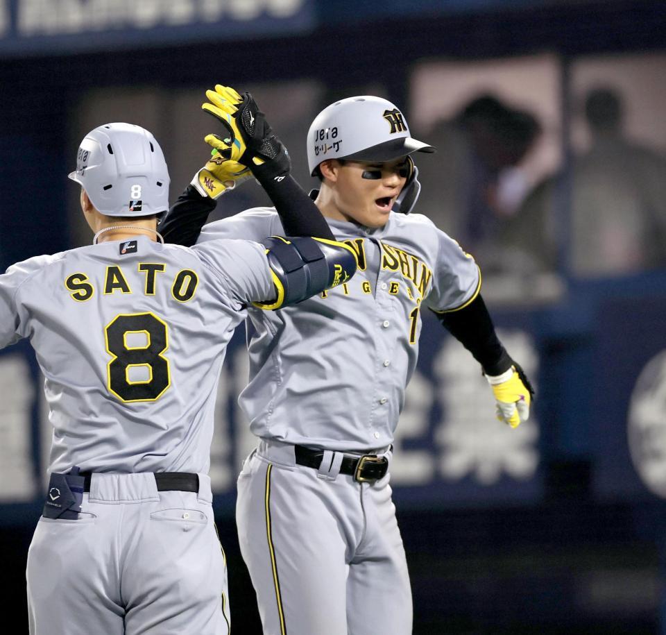　８回、この日２本目の本塁打放った森下は佐藤輝と喜び合う（撮影・田中太一）
