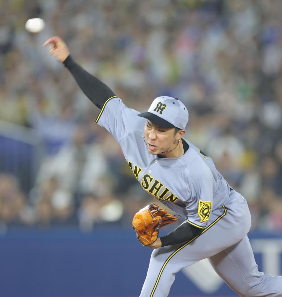 　８回に登板し力投する石井（撮影・西岡正）