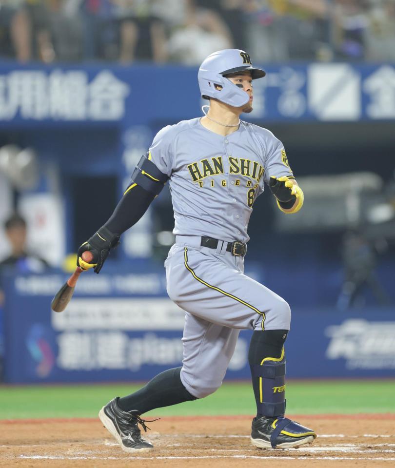 　８回、右前打を放つ佐藤輝（撮影・西岡正）